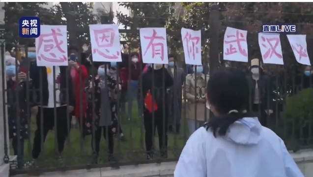 泪目！医疗队辞别，武汉市民敲着锅碗瓢盆相送 