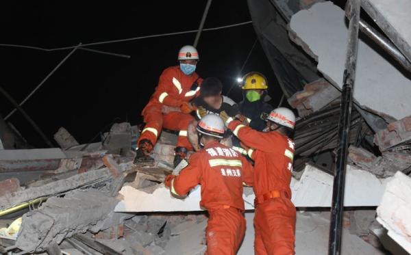 福建泉州酒店坍塌现场已搜救出49人，仍有22人被困 