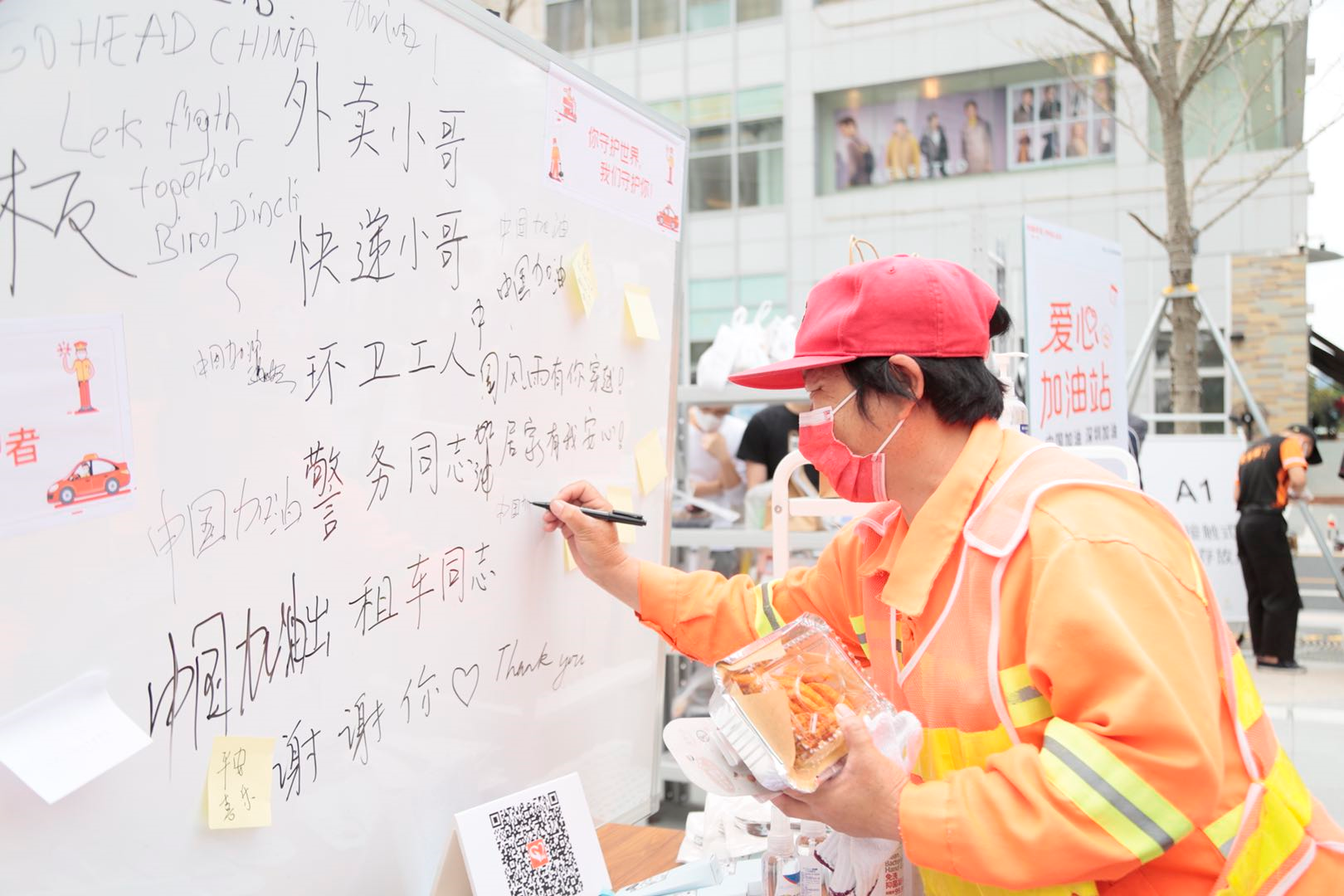 太暖了！深圳市中心这个“爱心加油站”，给逆行者道一声辛苦了