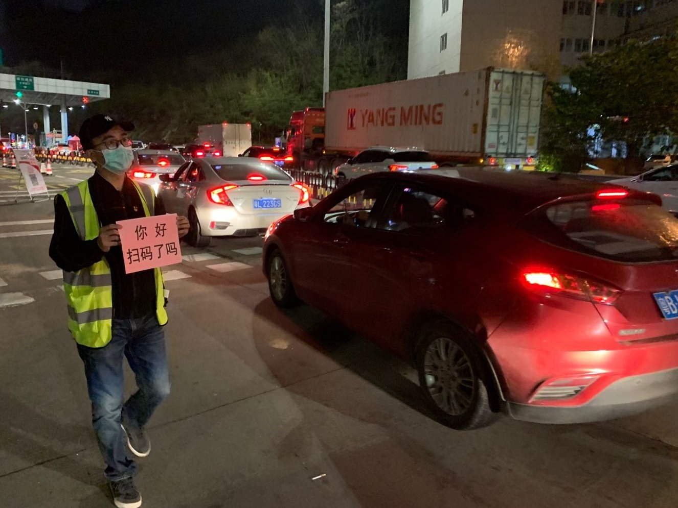 守好脚下“一公里” 党徽闪亮检查点