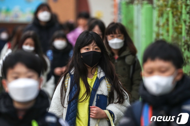 韩国学校推迟至4月6日开学，已有300多名学生确诊