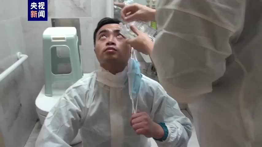 央视记者被护士摁住冲眼睛