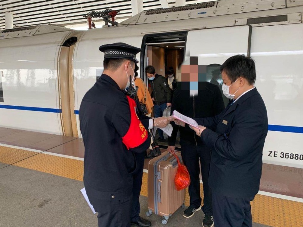 深铁警方一天查处3名在列车上吸烟的旅客
