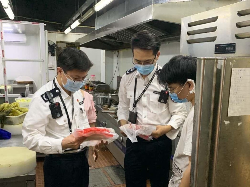 执法人员快速核查涉非法经营野生动物的举报线索  