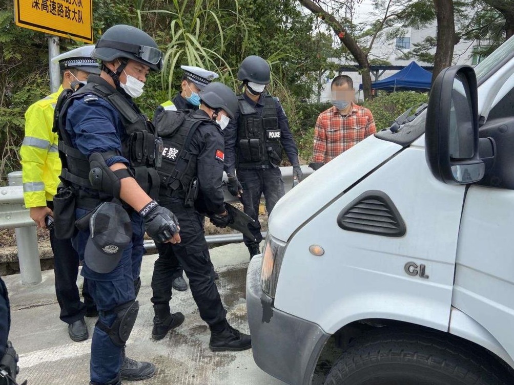 （重）小车行驶途中突然冒烟 光明警方及时处置排除隐患