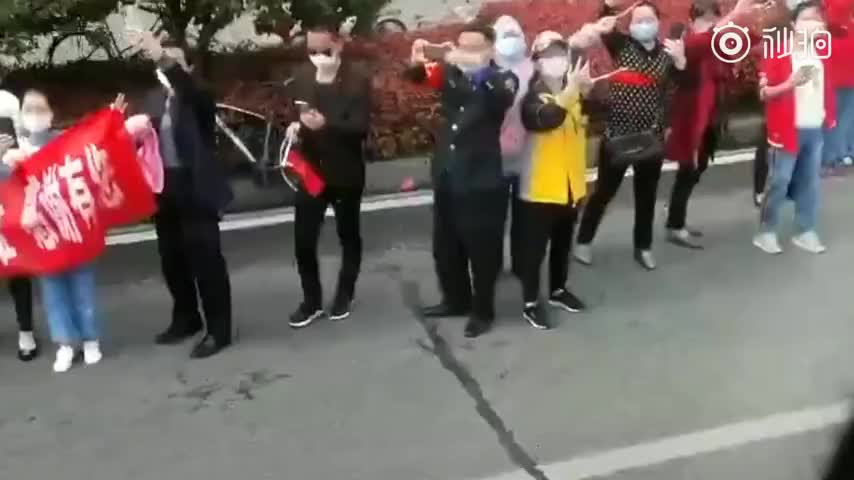 山东医疗队撤离市民夹道送别 老兵司机流下热泪