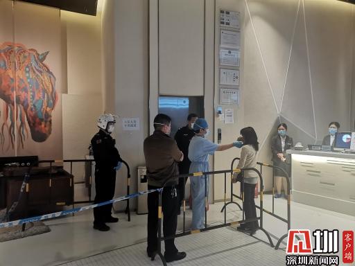 疫情防控时期定点救助点的暖心陪伴：放心，姐姐陪你去 