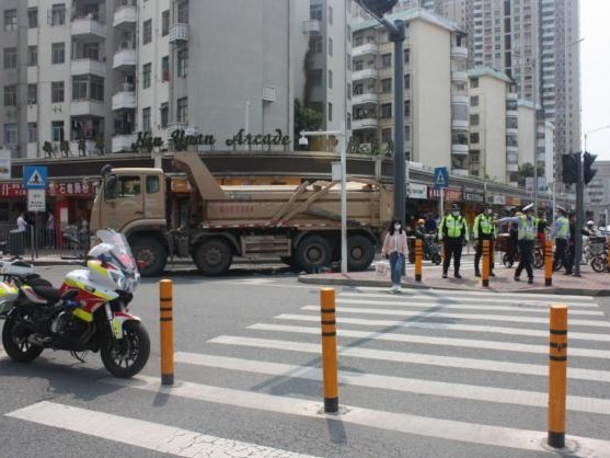 泥头车“夺命”右转弯撞上电动车，致使电动车驾驶员死亡