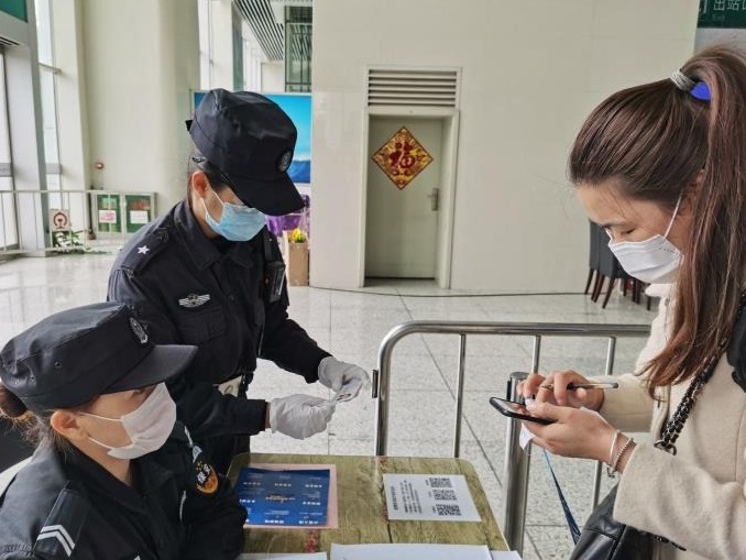关键时刻，我们女警一样能冲锋陷阵！