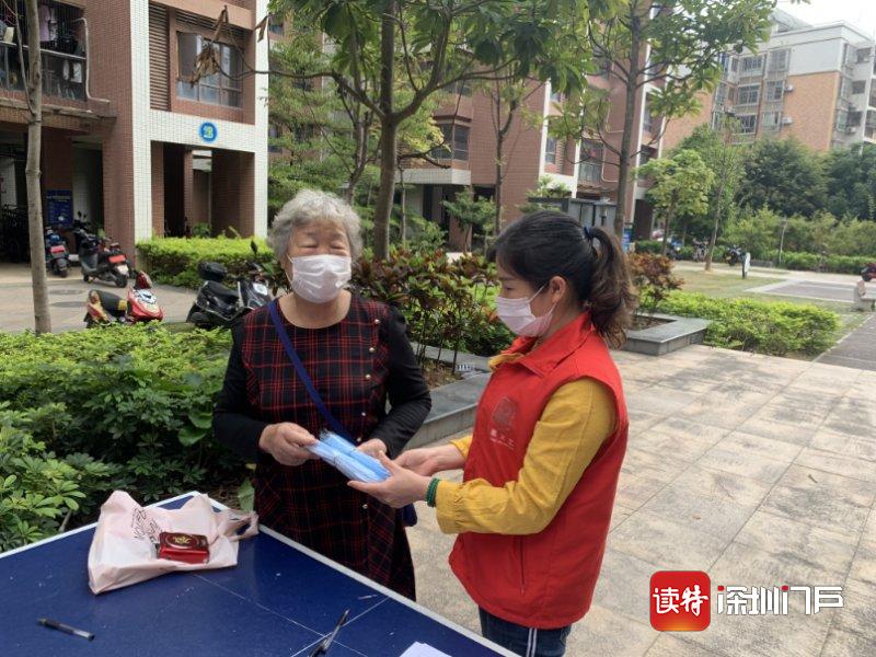 凤凰社区向300余名老年人派送爱心口罩