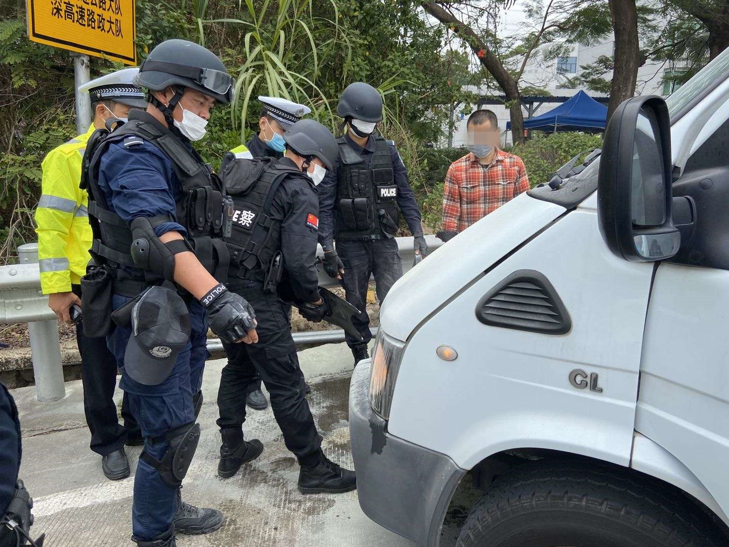 面包车途径防疫检查点引擎盖冒出白烟站点警力及时处置排除隐患