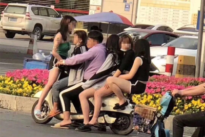 电动自行车搭载5名女乘客 司乘都惹事了