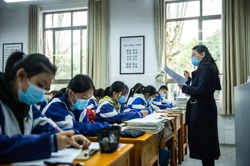 三省区率先开学，复课学校目击：佩戴口罩、单人单桌