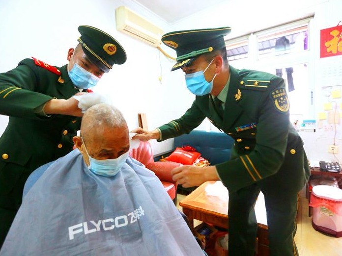 深圳中英街上有群活雷锋