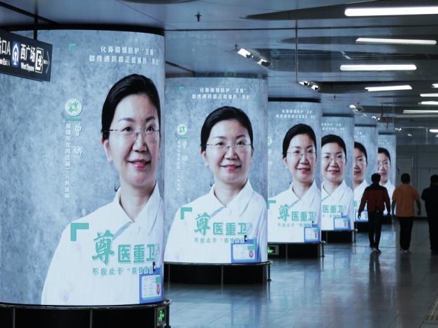 向他们致敬！龙岗抗疫主角闪耀“亮相”深圳两大交通枢纽