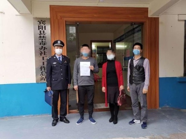 历时18小时，深圳民警驱车1300公里送解戒人员回家