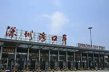 3月27日6时起，经深圳口岸入境，一律集中隔离14天！