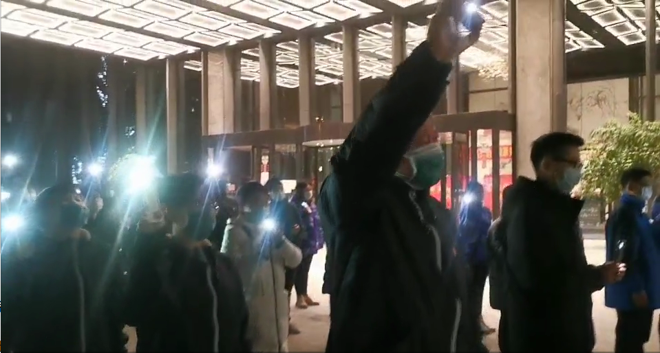 战友，回家的路不孤单！今晚，监利这片灯光向南方亮起，为王烁送行