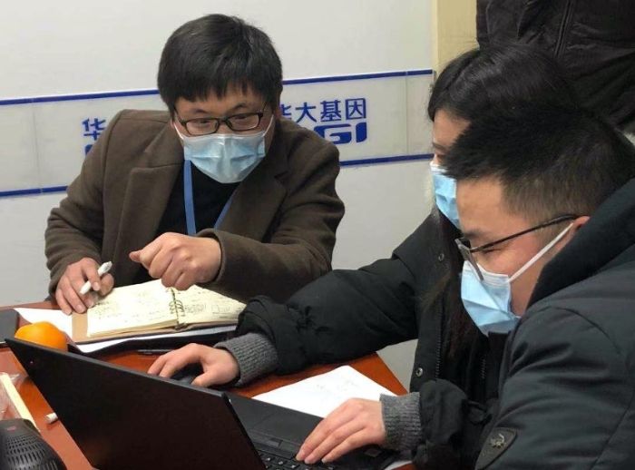 奋战在战疫一线的华大人