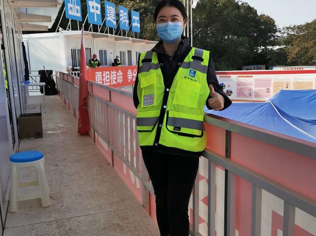 建筑工地上的铿锵玫瑰