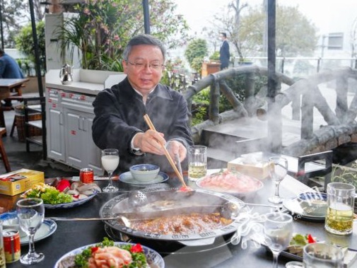 重庆副市长带头“下馆子”吃火锅，为餐饮业暖心“站台”