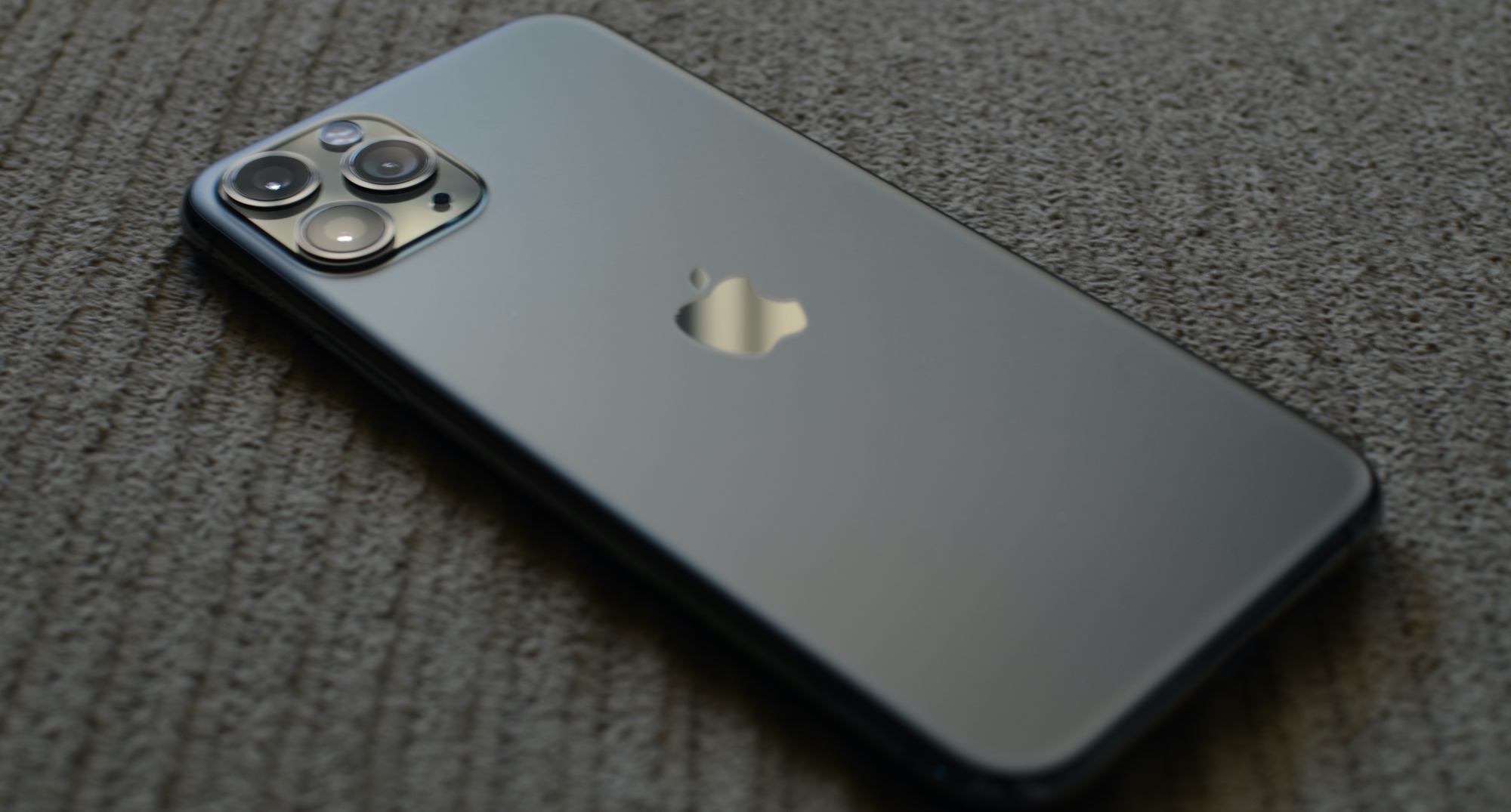 给手机喷洒酒精导致屏幕失灵？苹果公布最新iPhone清洁建议