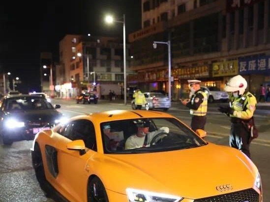 盐田改装车“炸街”扰民 深圳交警深夜收网