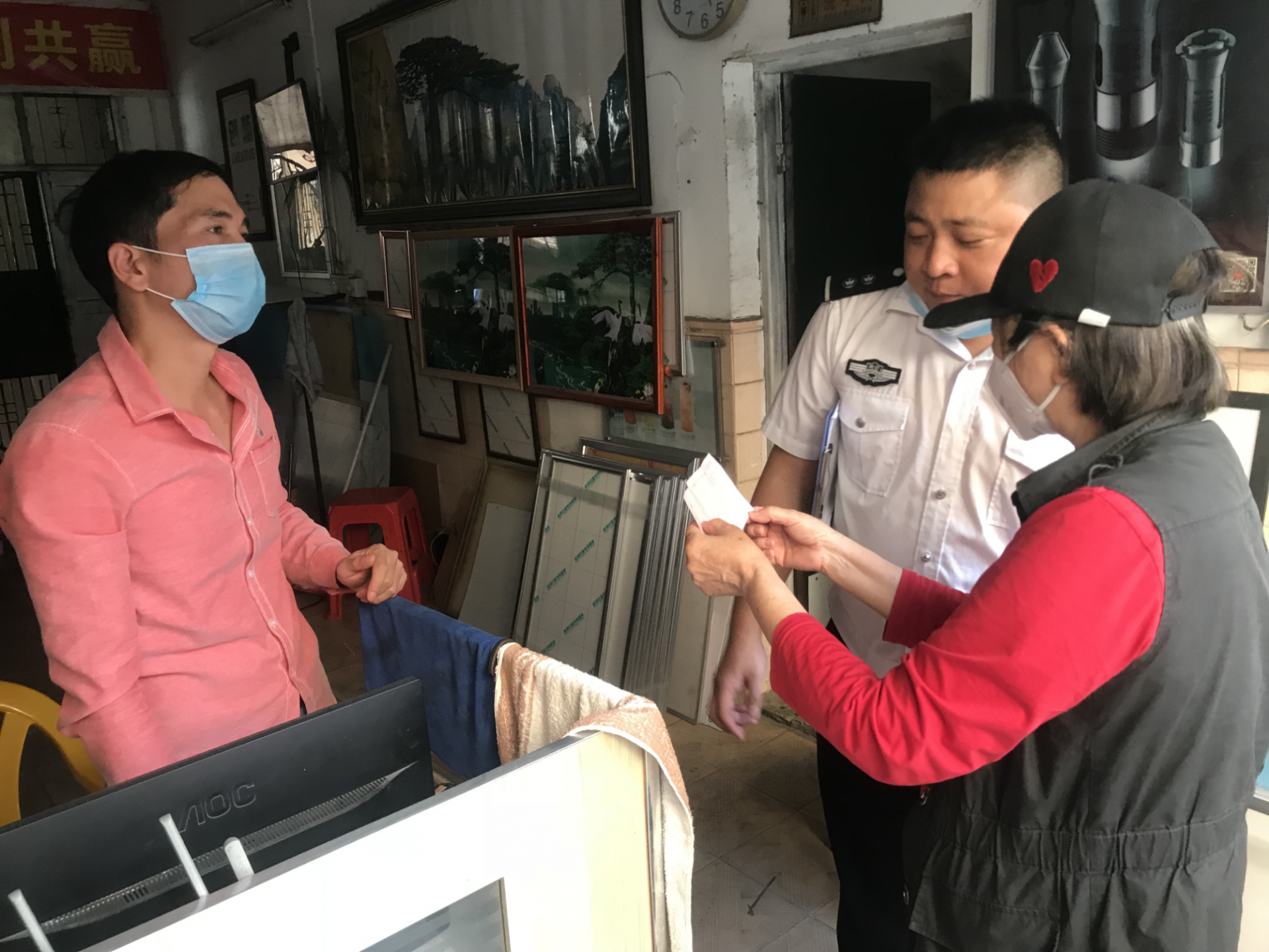 商户拖欠房租引纠纷，西乡网格员及时介入化解 