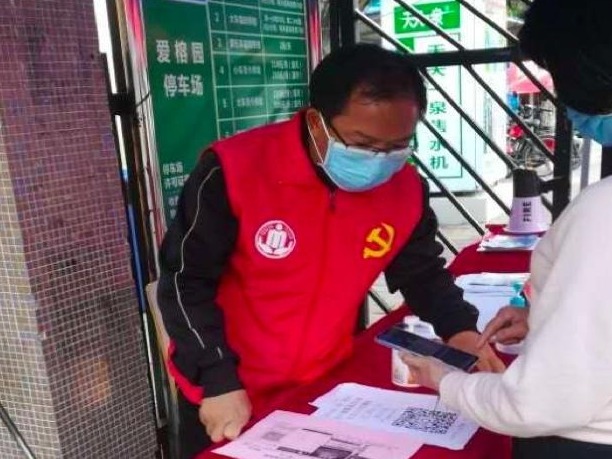 疫情防控党员突击队里的“拼命三郎”