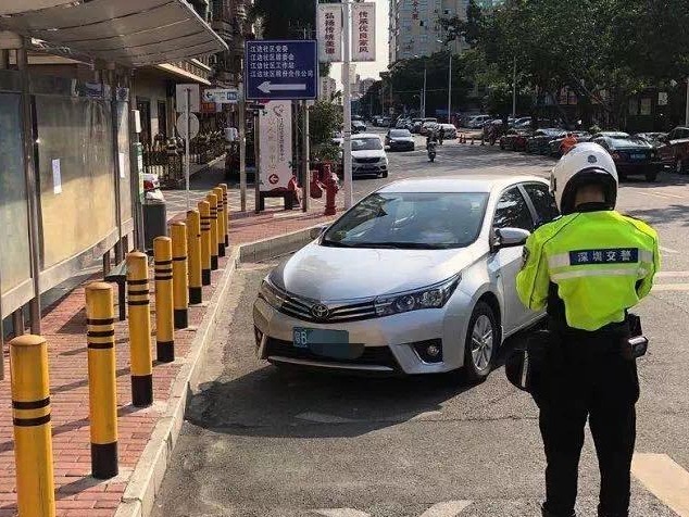 深圳交警加强早晚高峰违停执法力度 市民可有奖举报  