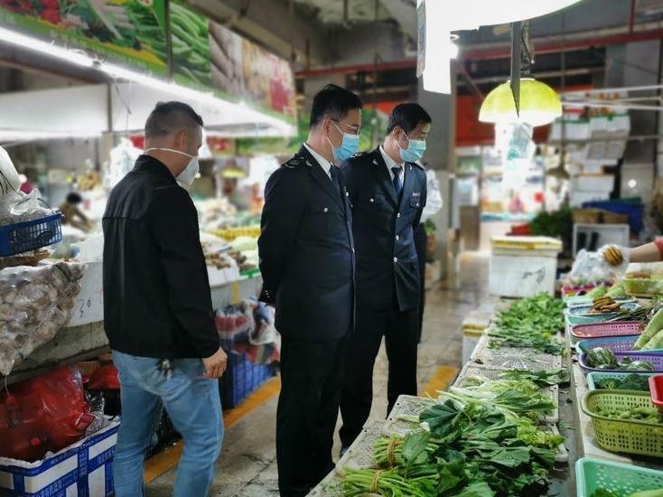 疫情期间，深圳市场监管人逆行而上，穿梭城市大街小巷