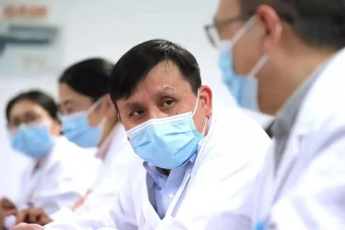 博疫论丨张文宏医生正在线分享：我今天没戴口罩 武汉的控制是复工的起点