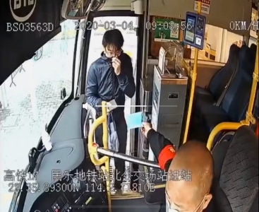 深圳小伙问公交司机哪有多余的口罩，结局太暖！