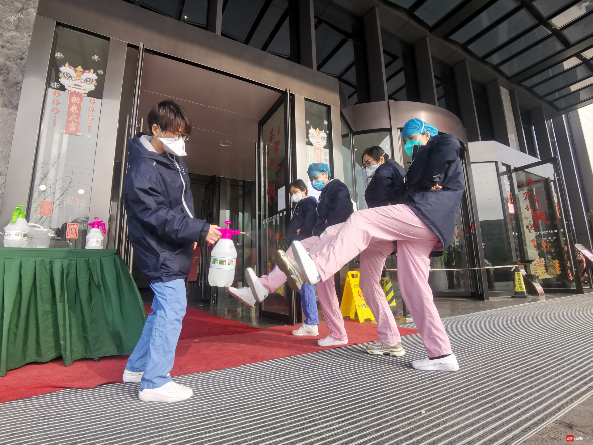 读特记者直击荆州战疫·札记 | 除了饭菜，什么都想用酒精喷喷