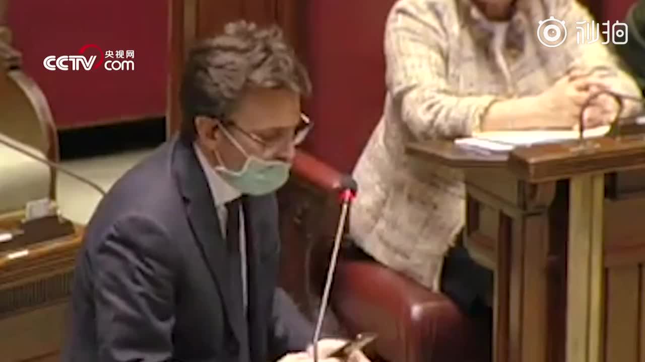 因戴口罩进入议会被嘲 意大利议员发言时怒摔话筒