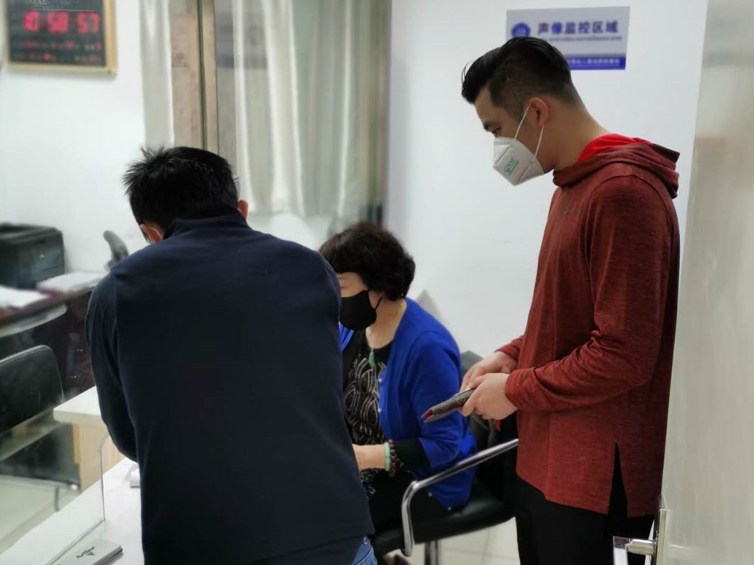 时隔一个月拿回钱包，香港旅客向深圳湾边检站民警连声道谢