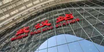 英雄归来 | 高铁站前，医护人员们大喊感谢武汉