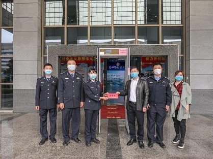 一秒测体温！爱心企业向盐田警方捐赠红外人体测温门