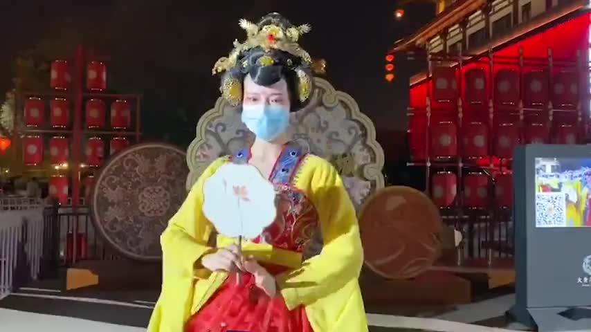 不倒翁小姐姐戴口罩复工，游客觉少了仙气