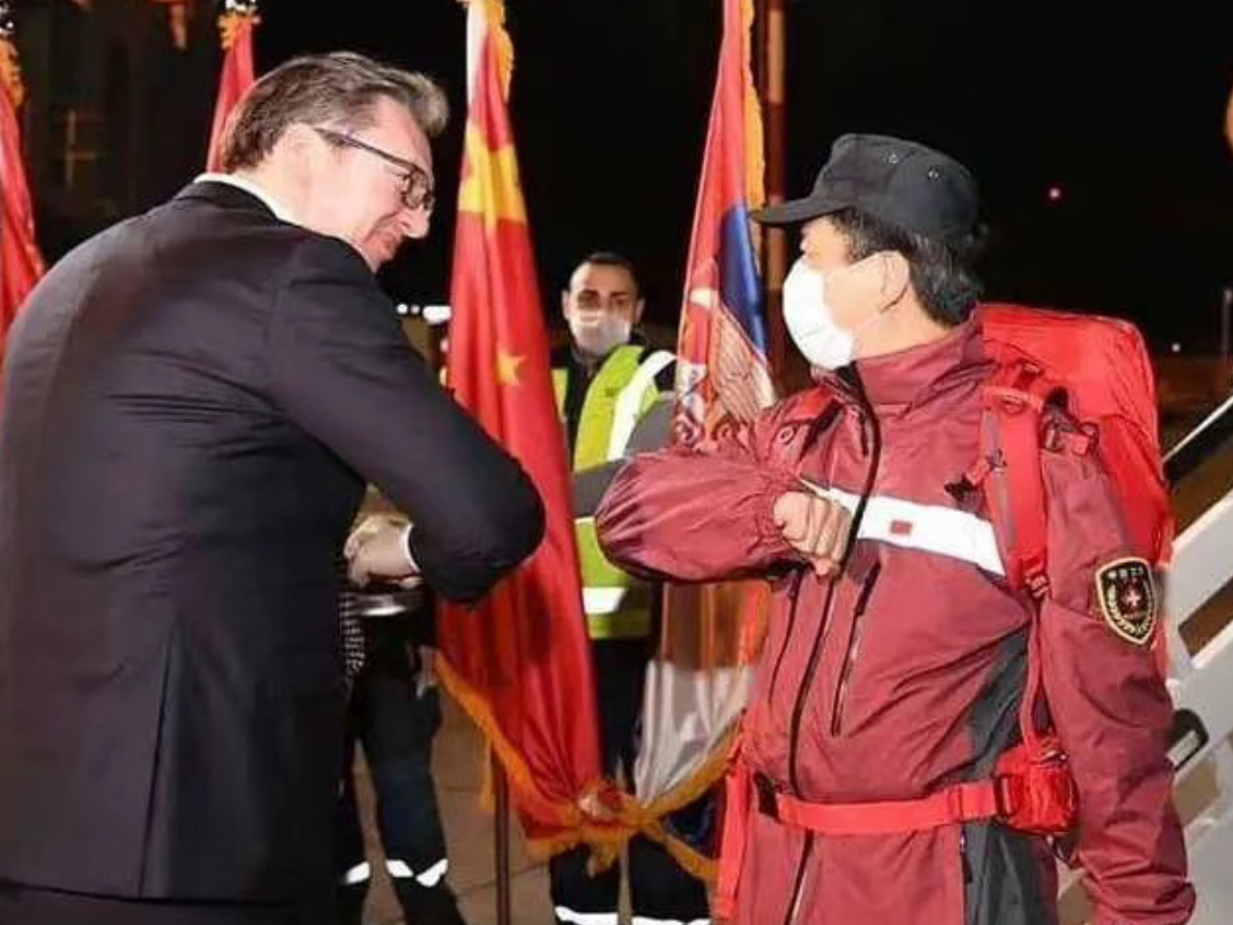 中国专家组抵达贝尔格莱德 塞尔维亚总统到机场接机，亲吻五星红旗