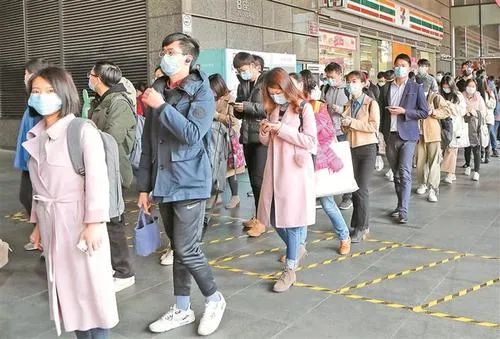 外籍男子向港铁车厢扶手抹口水！竟称仅为恶搞摆拍？
