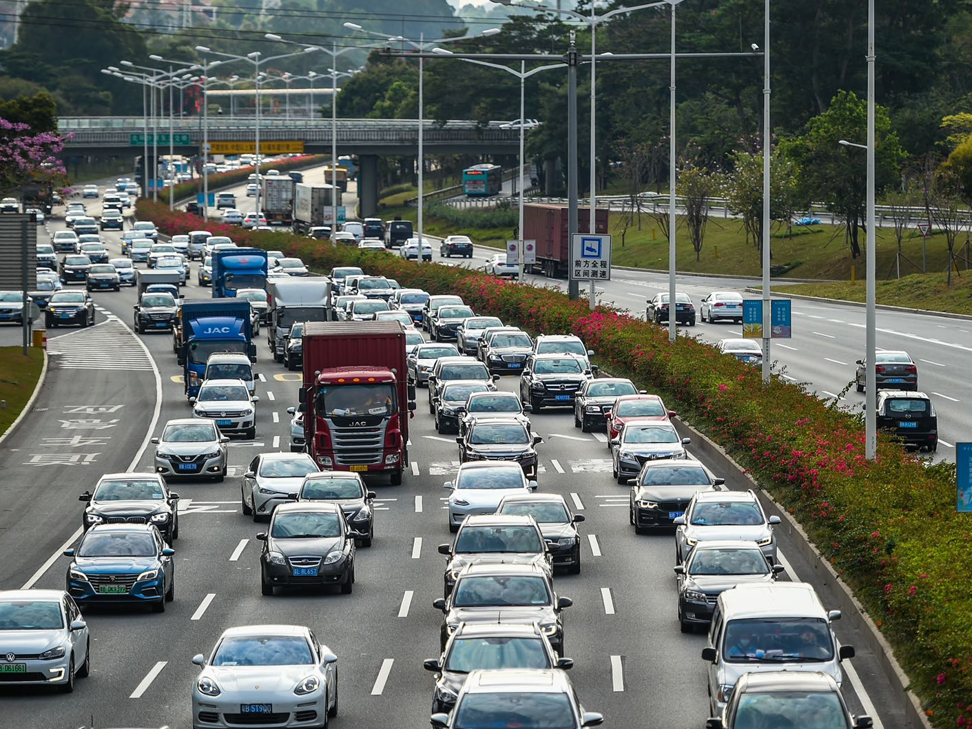 多种因素叠加导致深圳道路频现拥堵高峰 深圳交警已调整勤务方案