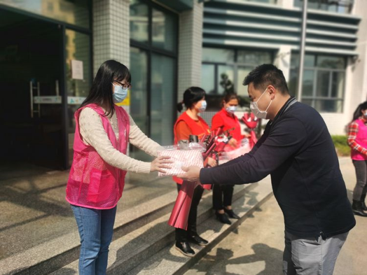 宝龙街道龙东社区表彰“抗疫玫瑰”