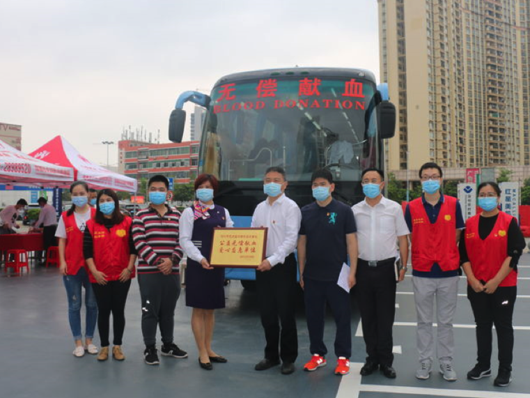 踊跃献血抗疫情！平湖党员干部撸起袖子走进献血车