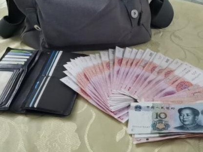 粗心乘客丢背包 好心司机帮找回
