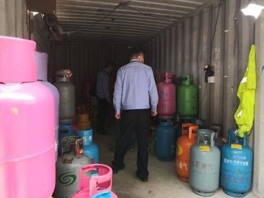 石岩网格员查获71瓶“黑煤气” 消除安全隐患