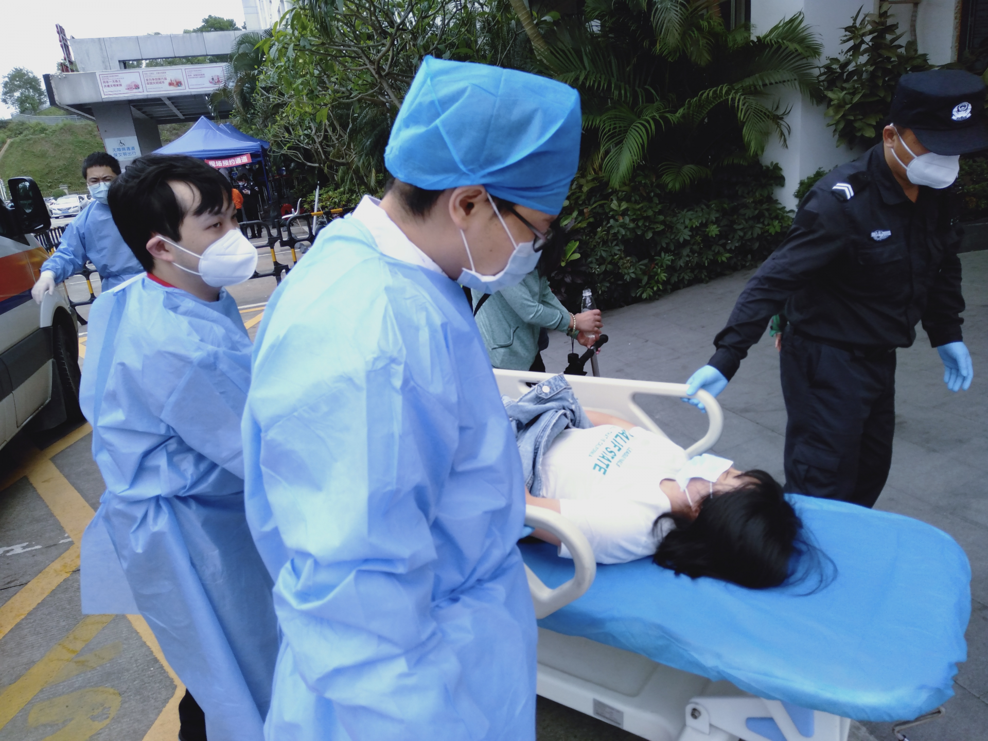 为爱逆行，孕妇山中遇险警车开道送医