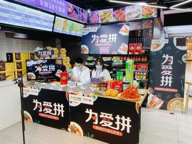 “柜姐”成了主播、店长成了“带货员”，直播将传统商场从线下搬线上