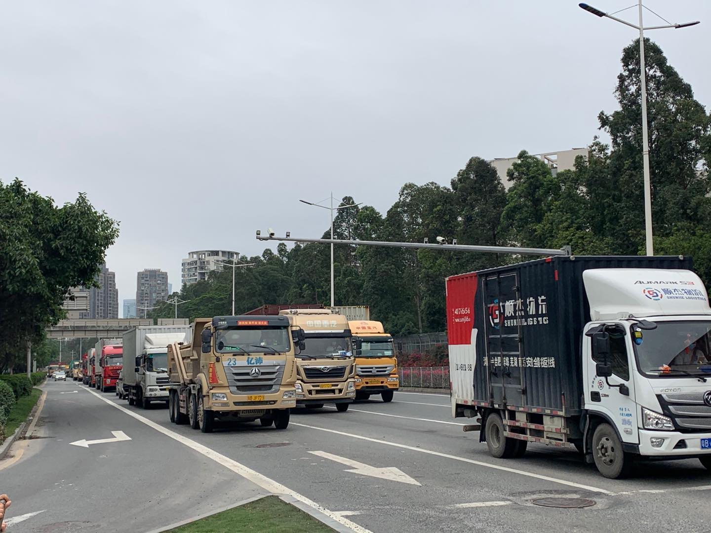 月亮湾大道过街难？相关部门：考虑修建人行天桥