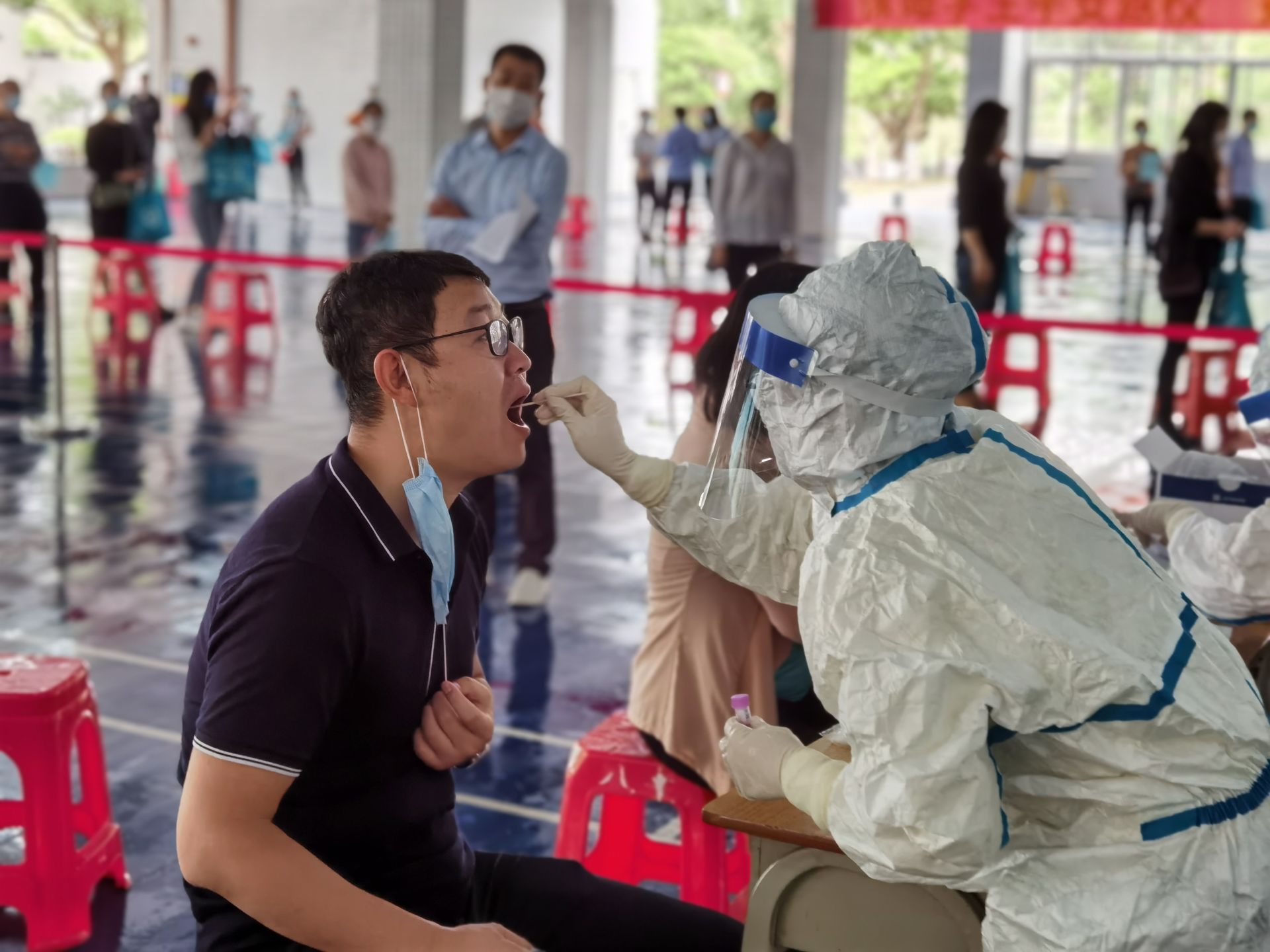 东莞第八高中：复学前为教职工核酸检测